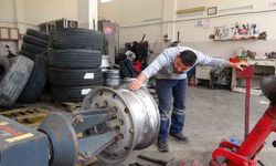 Mersin'de kamyon lastiği şişirirken patladı: O anlar kamerada