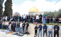 Mescid-i Aksa'da 6 hafta sonra ilk cuma namazı 100 bin kişiyle kılındı