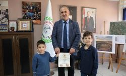 Minik öğrencilerden Başkan Kaya'ya hediye