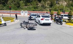 Motosiklet ile otomobil çarpıştı, 2 genç yaralandı