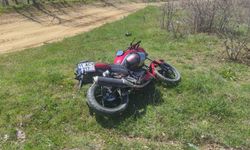 Motosiklet trafik tabelasına çarptı: 1 yaralı