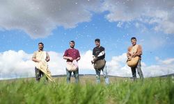 Muş'ta çiftçiler tarlaya indi: Gübreler imece usulü ile serpildi