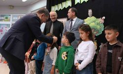 Ödemiş'te minik öğrencilere kitap kurdu madalyası
