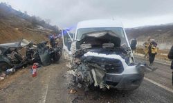 Öğretmenleri taşıyan servis ile otomobil çarpıştı: 1 ölü, 2'si ağır 10 yaralı