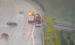 Önce bariyere, ardından otoyol çalışanlarına çarptı: O anlar kamerada