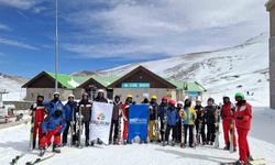 Onlarca ülkeden öğrenci kayakla tanıştı