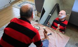 Onu görenler azmine hayran kalıyor: Ayaklarıyla tıraş oluyor, yemek yiyor, para üstü veriyor