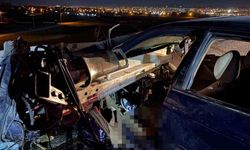 Otomobil bariyerlere ok gibi saplandı: 1 ağır yaralı