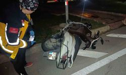Otomobil ile çarpışan motosikletli acı içinde yerde kaldı