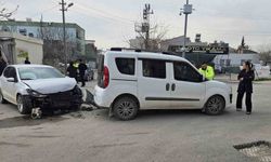 Otomobil ile hafif ticari araç çarpıştı: 1 yaralı
