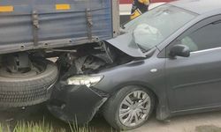 Otomobil park halindeki tıra çarptı: 5 yaralı