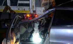 Otomobil park halindeki tıra çarptı, köy muhtarı ağır yaralandı