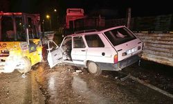 Otomobil, yük indiren forklifte çarptı: 4 yaralı