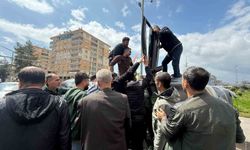 Otomobilin kaldırıma çarpıp yan yatması araç kamerasına yansıdı