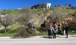 Park halindeki otomobil hareket ederek uçuruma yuvarlandı