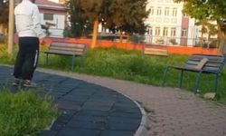 Parkta çocuğa oyuncak silahla atış talimi yaptırdı