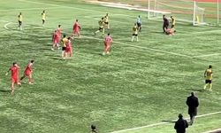 Penaltı golü sonrası çıkan arbedede futbolcunun elmacık kemiği kırıldı