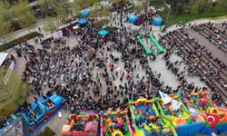 Pendik'te 23 Nisan coşkusunun yaşandığı çocuk şenliği havadan görüntülendi