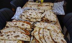 Pendik'te Milli Takım sevinci: 20 bin lokma, 1000 lahmacun dağıtıldı