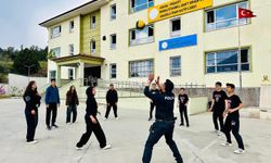 Polis, öğrencilerin voleybol heyecanına ortak oldu