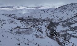 Refahiye'de nisan ayında kar sürprizi