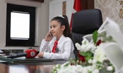 Rektör Prof. Dr. Altun, koltuğunu Minik Emine Defne'ye devretti