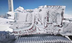 Rüzgâr türbinlerine ulaşmak için karla kaplı yollarda adeta tünel açtılar