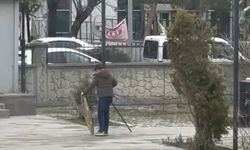 Rüzgârın devirdiği polis çelengini genç yerine koydu