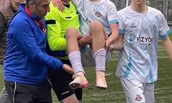 Sakatlanan futbolcuyu maçın hakemi kucağında taşıdı