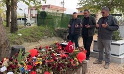 Saldırıda hayatını kaybeden Adnan'ın mezarlarına bırakılan notlar duygulandırdı