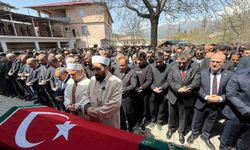 Saldırıda öğrencilerine siper olan öğretmen, gözyaşlarıyla son yolculuğuna uğurlandı