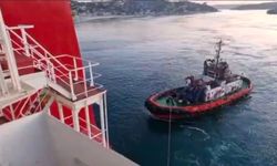 Sarıyer'de yalıya metreler kala karaya oturan konteyner gemisi yüzdürüldü