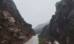 Şemdinli'de dev kaya parçası yolu ulaşıma kapattı