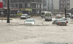 Şiddetli yağış sele neden oldu, göle dönen yollarda araçlar mahsur kaldı
