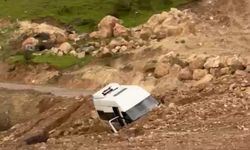 Siirt'te heyelan: Minibüs mahsur kaldı