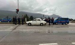 Silifke'de iki aracın karıştığı kazada 3 kişi yaralandı