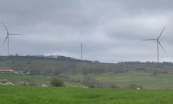 Sınır hattında rüzgar türbini parçalandı: Şiddetli rüzgar köyde paniğe yol açtı