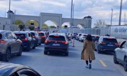 Sınır kapısında 23 Nisan yoğunluğu: Saatlerdir karşıya geçmeyi bekliyorlar