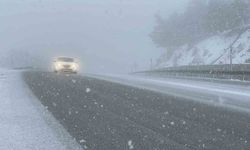 Sivas'ta kış geri döndü: Geçitler karla kaplandı