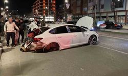 Sivas'ta üç kişinin yaralandığı kazada araç hurdaya döndü: O anlar kamerada