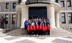 Söğüt Spor Voleybol Takımı'nı makamında kabul etti