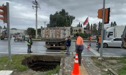 Söke'de Bağarası Kavşağında obruk paniğe paniğe yol açtı