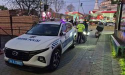 Sultangazi'de motosiklet yayaya çarptı: Kaza anı kamerada