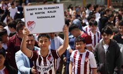 Takım kaptanına sarılmak için gözyaşı döken öğrenciye anlamlı jest