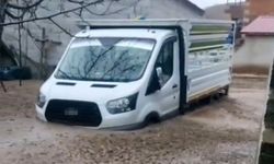 Tatvan'da sel felaketi: Araçlar ve hayvanlar mahsur kaldı