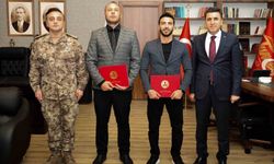 Tunceli'de boğulma tehlikesi geçiren çocuğu kurtaran polisler ödüllendirildi