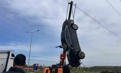 Ünlü saç ekimi uzmanı Berkay Tulpar, lüks otomobiliyle bariyerlere çarpıp çayırlık alana uçtu