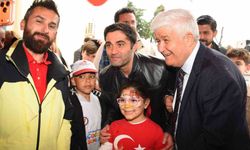 Ünlüler minik kalplere dokundu