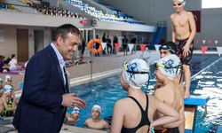 Vali Sözer kapalı yüzme havuzunda sporcularla bir araya geldi