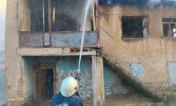 Van'da metruk binada yangın